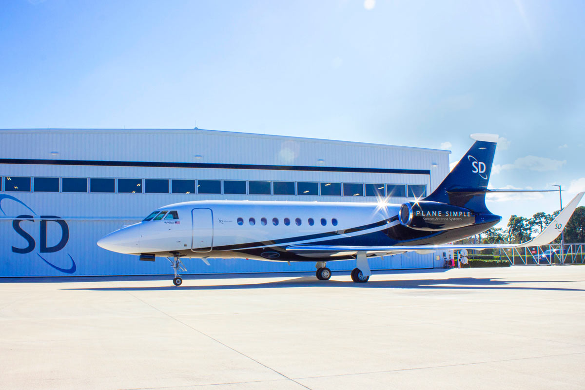 SD устанавливает хвостовую антенну на Falcon 2000LX