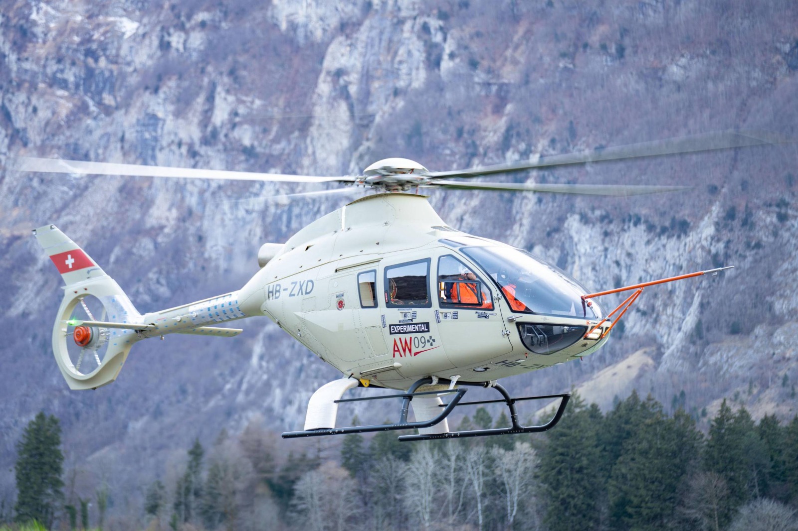 Leonardo AW09 выполнил первый полет с новым двигателем