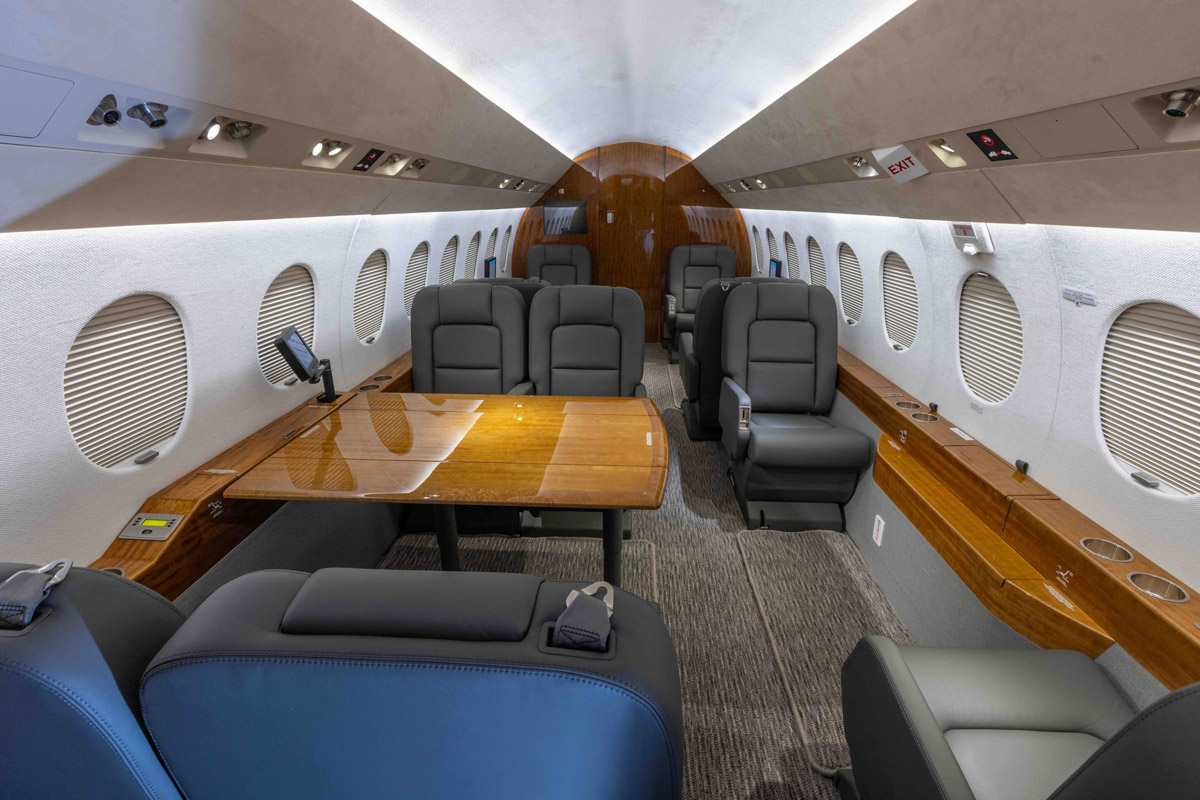 Изменение планировки Falcon 2000: вместимость салона увеличена с 8 до 10 пассажиров