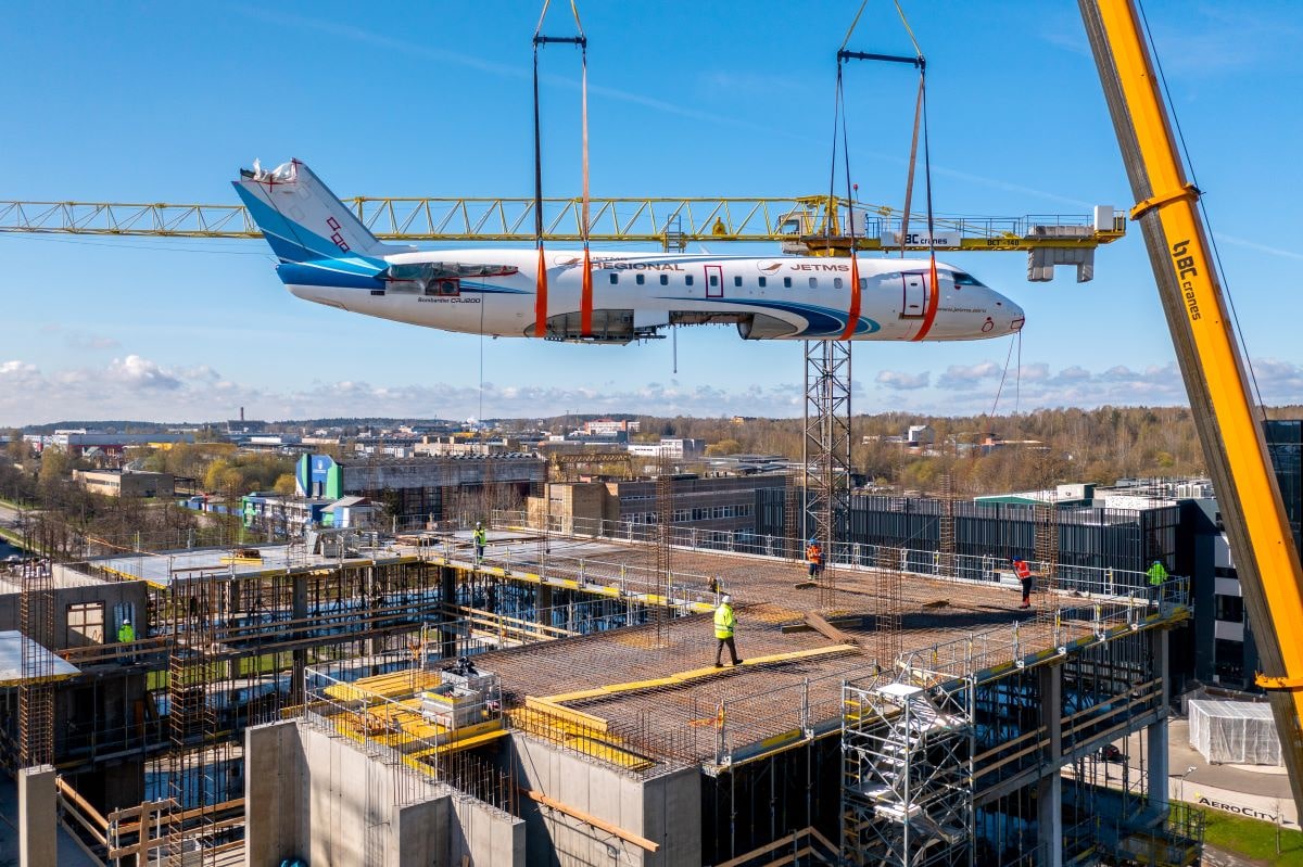 JET MS «приземлила» самолет в офисном здании