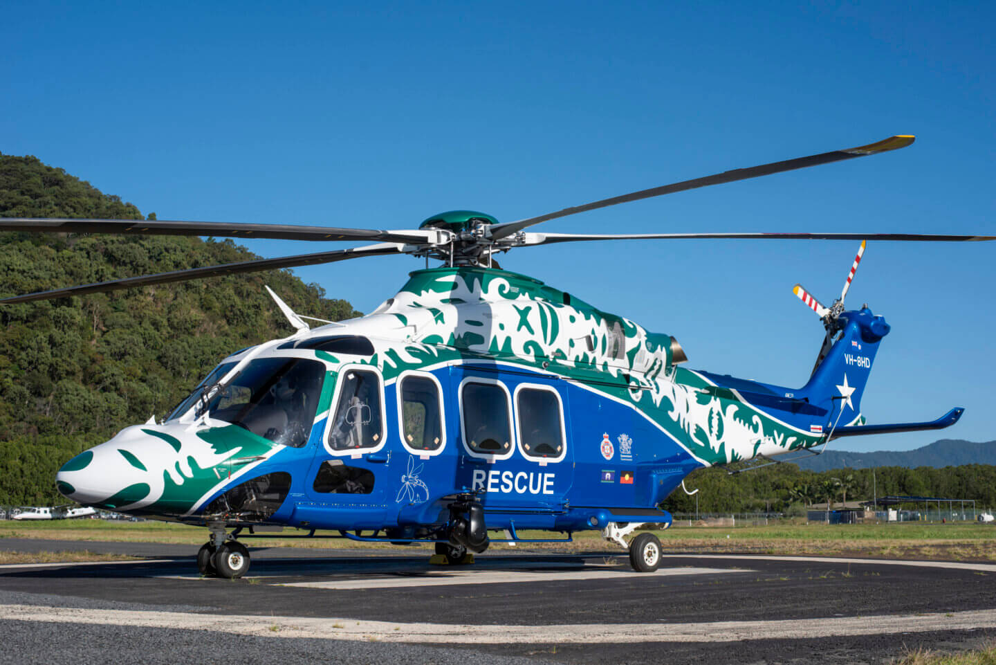 LCI поставила два новых вертолета Leonardo AW139 с «национальным колоритом»