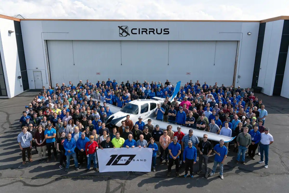 Cirrus выпускает лимитированную версию самолета серии SR в честь 10000-й поставки