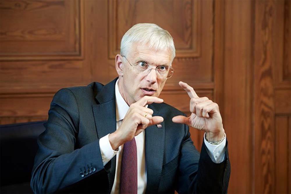 Министр иностранных дел Латвии уходит в отставку из-за чартерных рейсов